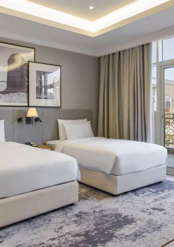 Radisson Hotel Riyadh Airport – Guest room with twin bed | فندق راديسون الرياض المطار – غرفة ضيوف بسريرين